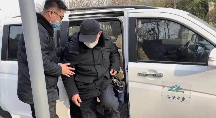 水表球阀损坏致房屋漏水独居老人犯愁济南水务集团延伸服务解难题_泉城新闻_大众网(图1)
