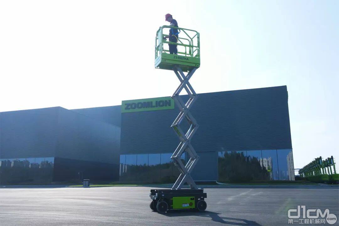 主打结实耐用！中联重科智能高机ZS0507HA剪叉式高空作业平台(图2)