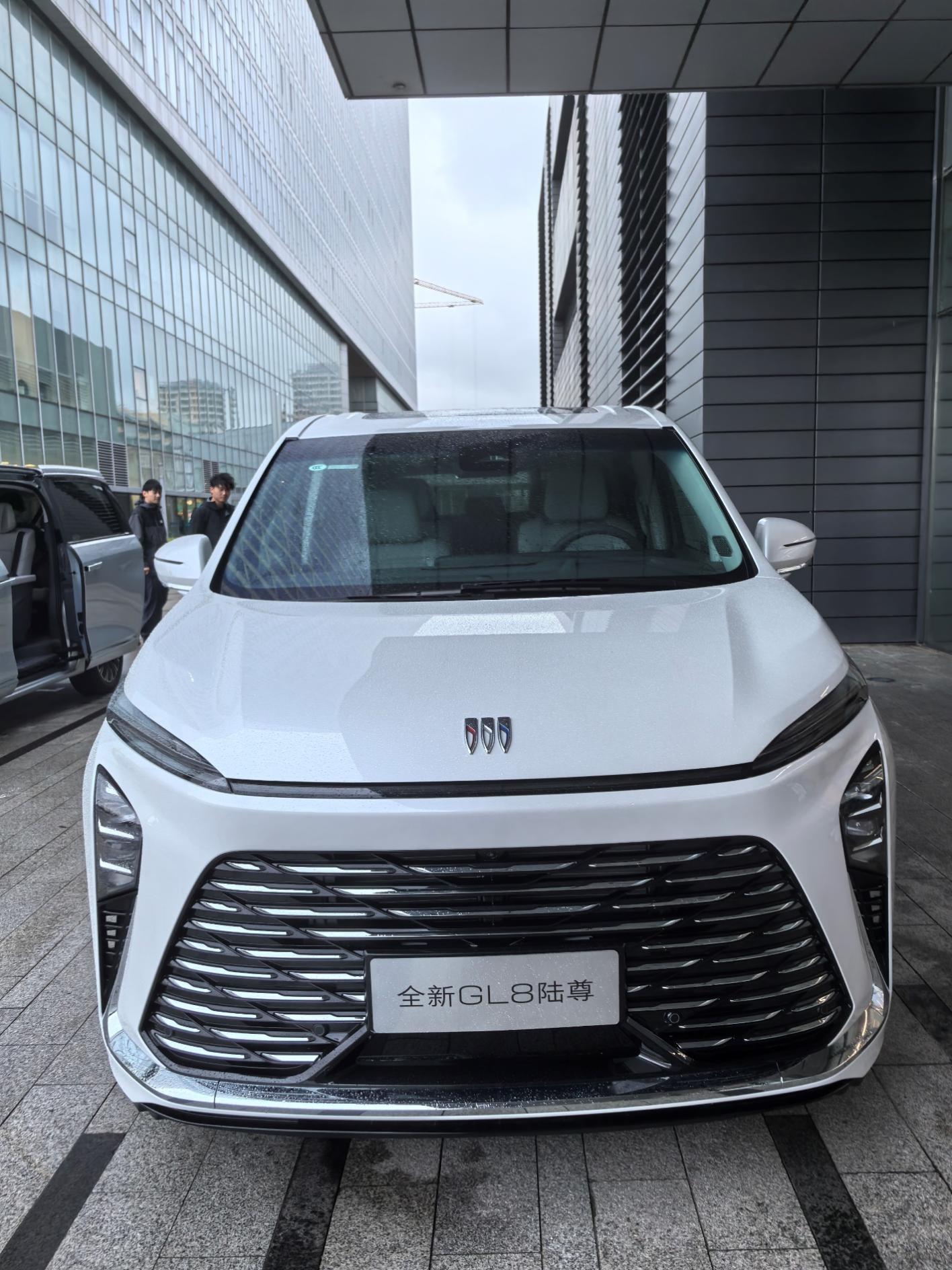 别克全新GL8陆尊售价“讲究”——2699万起(图2)