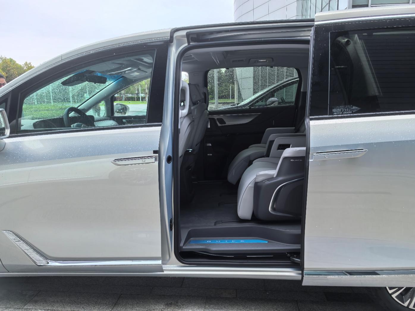 别克全新GL8陆尊售价“讲究”——2699万起(图3)