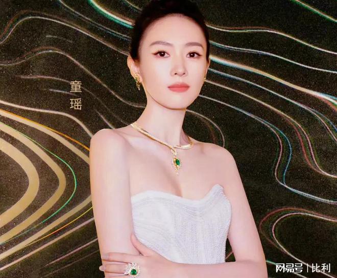 童谣现身机场被偶遇网友认错人拿陈瑶照片让其签名网友：好尴(图3)