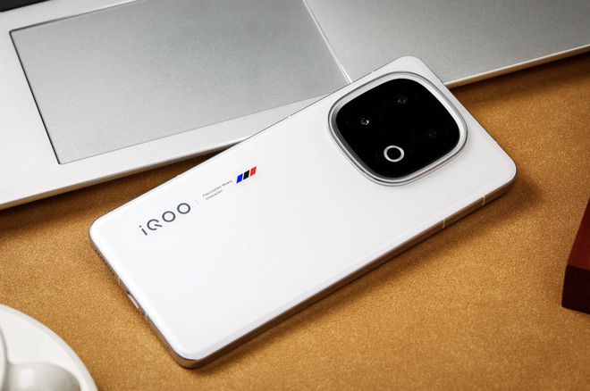 Kaiyun（中国体育）：iQOO15系列再次被确认：全线直屏规格或是满配！(图6)