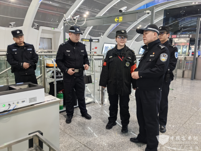 助力全国两会贵阳公交轨道公安拧紧安全阀门(图1)