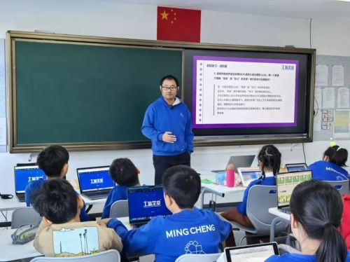 Kaiyun体育网站:“AI原理+行业应用+AIGC体验”中小学人工智能课程示范课活动在京开展(图1)