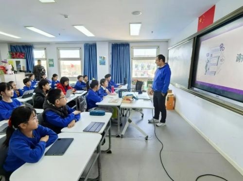 Kaiyun体育网站:“AI原理+行业应用+AIGC体验”中小学人工智能课程示范课活动在京开展(图2)