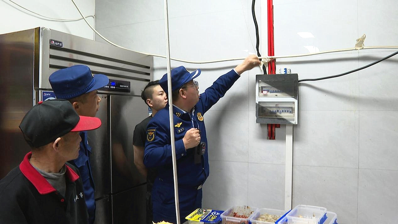 山西广灵多部门开展餐饮场所错时检查(图2)
