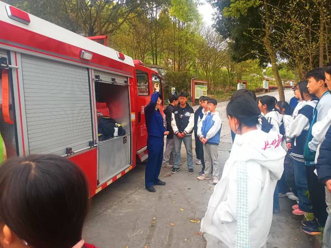 长宁县梅硐中学校联合多方开展沉浸式消防安全教育活动(图1)