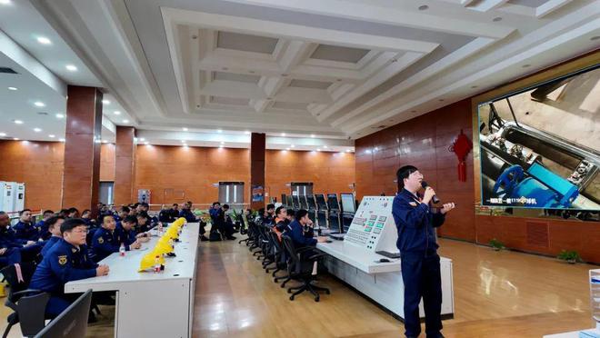 上海市消防救援总队组织开展指挥长团队及战训骨干石油化工火灾扑救业务研训(图2)