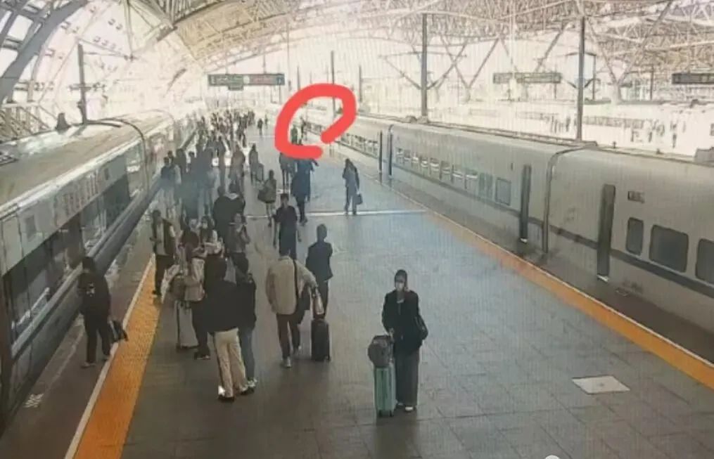 通报女子伸腿阻拦高铁关门文明乘车这些事情要注意(图4)