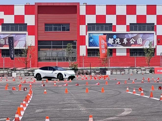 阿维塔06实测丨20万级智美豪华运动轿车年轻人新选择(图8)