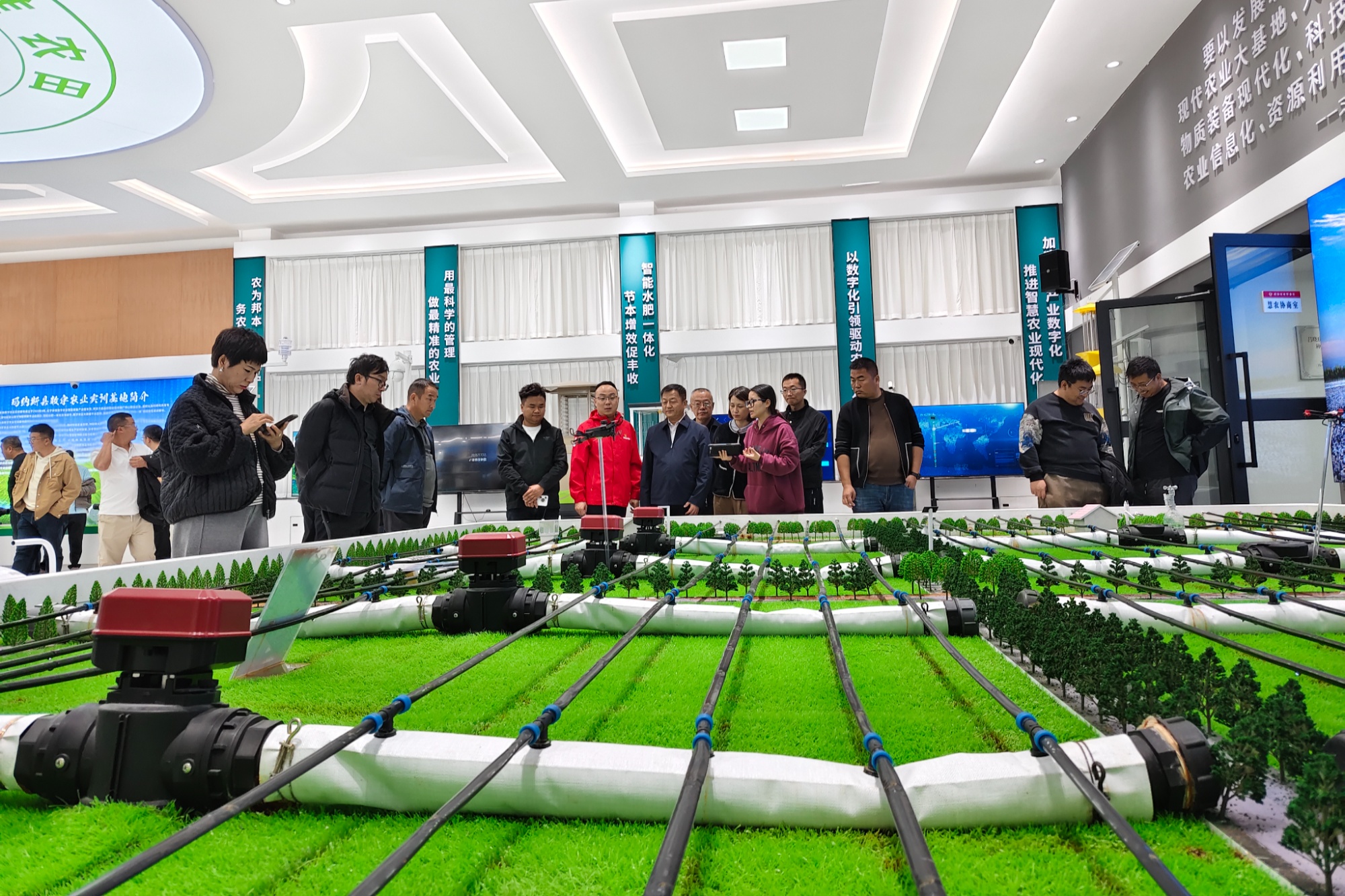 Kaiyun体育网站：一四四团赴昌吉玛纳斯“智”取农业经激活高质量发展新引擎(图2)