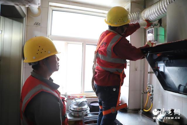 王益区红旗街街道：老旧小区燃气管网改造提速攻坚筑牢居民“安全防线”(图2)